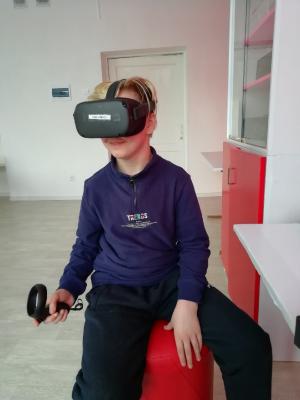 VR - Виртуальная реальность.